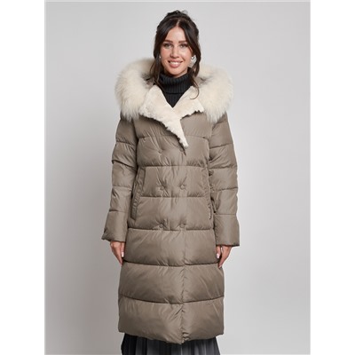 Пальто утепленное с капюшоном и мехом зимнее женское коричневого цвета 133203K