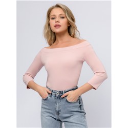 Блуза розового цвета с открытыми плечами и разрезами по бокам