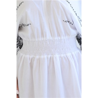 Платье белого цвета с контрастной вышивкой