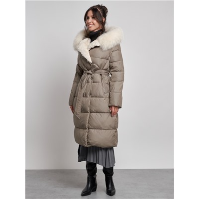 Пальто утепленное с капюшоном и мехом зимнее женское коричневого цвета 133203K