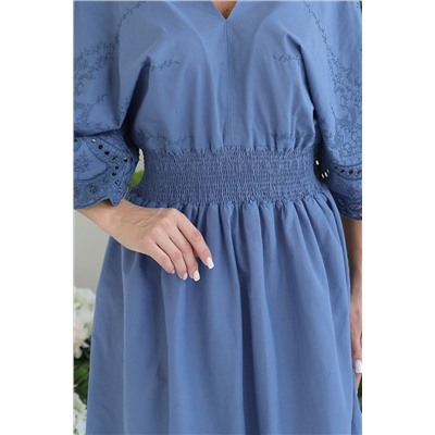 Платье голубое с вышивкой